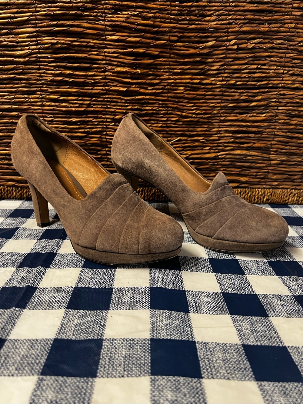 Clarks Artisan Sz 8 Delsie Joy Pump Platform Heel Taupe Gray Brown Suede Leather